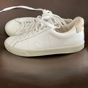Size 39 (8) VEJA esplar leather sneakers